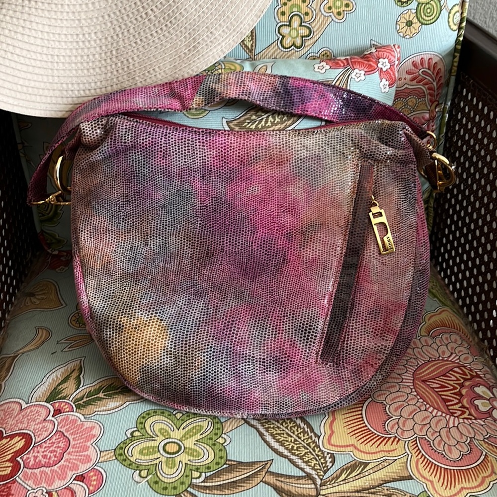 Pinky should bag multicolor, with two outside pockets leather and suede